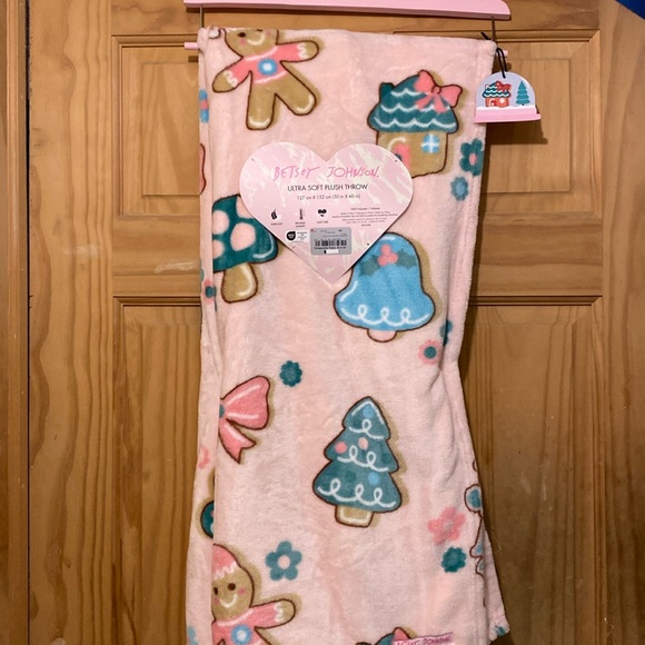 Betsy Johnson Pink Pastel Bows &Gingerbread Throw Christmas Blanket  NWT - Picture 1 of 3